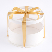Style moderne simplicité fond blanc boîte à gâteau transparente ronde