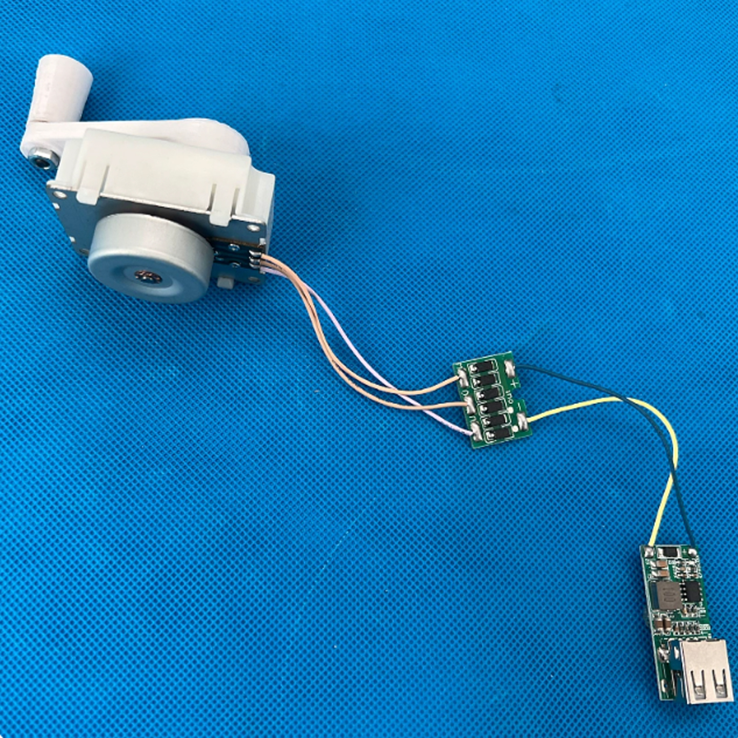 Rojo, con rectificador, cabezal de carga, placa rectificadora y cargador.