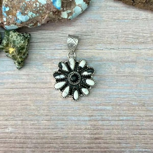 Pendentif en argent sterling fait main avec turquoise blanche pour femmes, design de bijoux - Product Image 1