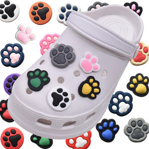 रंगीन pvc पालतू paw जूते के चारपाई चमकदार पाव प्रिंट डिजाइन डिय सहायक उपकरण ऊपरी पशु प्रेमी जूते फजियान को सजाते हैं। - Product Image 3