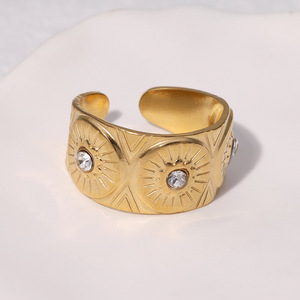 Anillo de acero inoxidable superventas transfronterizo, chapado en oro de 18K, resistente a la decoloración con detalles, diseño de ojo de diablo, titanio - Product Image 4