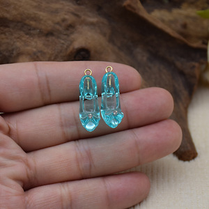 จี้รองเท้าส้นสูงแฟชั่นสำหรับเด็กทำจากเรซิ่น |   ตัวล็อคเคลือบทอง 18K PVD พร้อมเรซิ่นหลากสี |   ทนทาน กันน้ำ ป้องกันอาการแพ้ - Product Image 4
