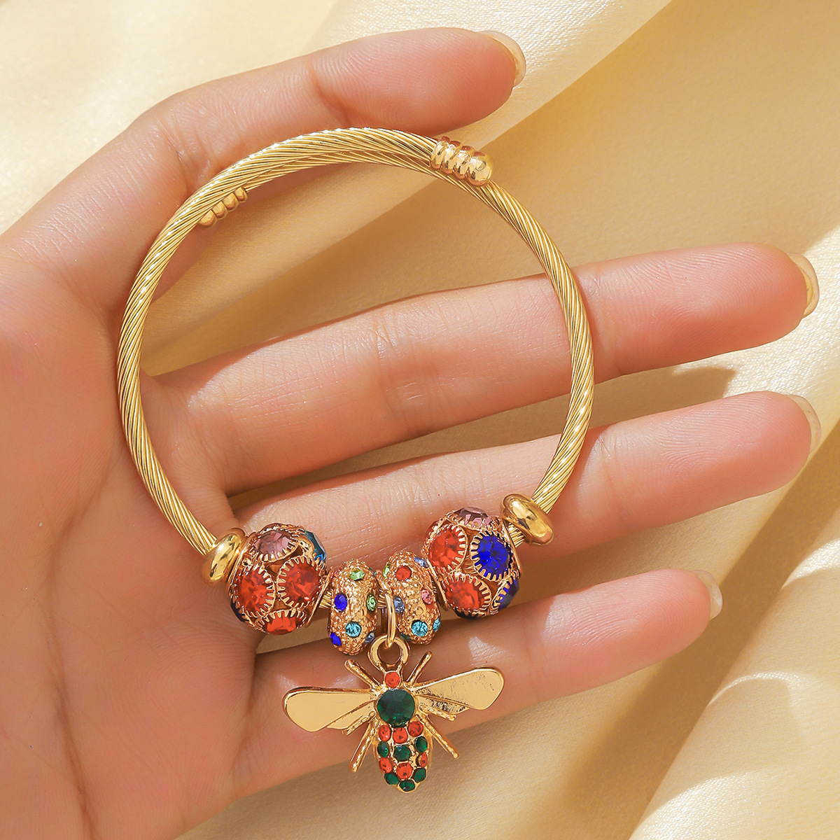 Hot-Selling Fashion Jewelry: Gold Alloy Bee Bracelet with Shiny Diamonds - Wholesale Accessories