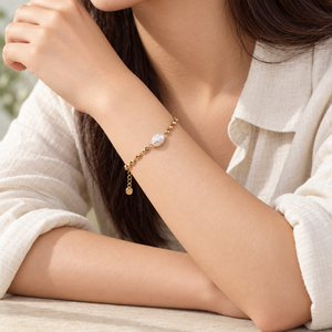 สร้อยข้อมือลิงค์มุกเดี่ยว สแตนเลสสตีลชุบสุญญากาศทอง 14K ประดับมุกเทียม สีทอง - Product Image 3