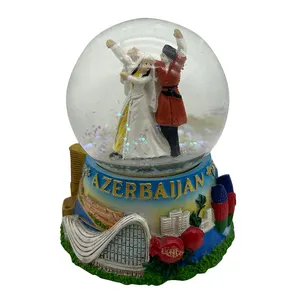 Patung pasangan menari Azerbaijan kustom kerajinan kaca resin bola dunia salju untuk hadiah souvenir Promosi