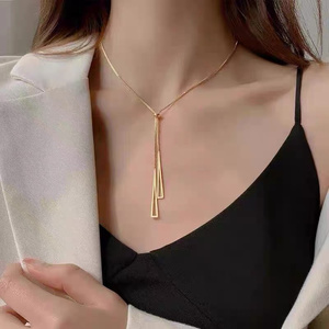 Collier simple et tendance pour femmes avec pendentif en forme de Y, triangle creux géométrique et pompon, chaînes en gros pour filles - Product Image 2