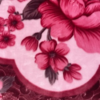 Deckenfabrik Maßgefertigte Designs mit Rosen- und Pfingstrosenmuster Geprägte Doppelschichtige Winter-Polyester-Raschel-Decken