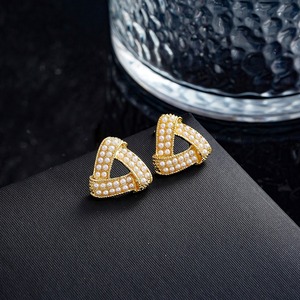 Boucles d'oreilles clous géométriques en alliage doré avec imitation perle pour femmes coréennes, bijoux tendance, cadeaux en gros - Product Image 1