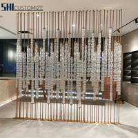 Écran colonne en cristal acrylique personnalisé verre colonne lumineuse lobby de luxe hôtel club décoration de luxe cloisons en acier inoxydable
