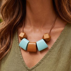 Collar de cordón de cuero fino con cuentas facetadas de madera ligera en forma de polígono y trapezoides, joyería minimalista boho natural para mujer - Product Image 2