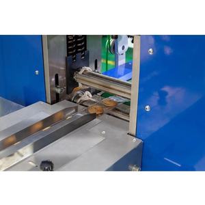 <span class=keywords><strong>Cuillère</strong></span> et fourchette Fraise Snack Bars Biscuit Sandwiching Emballage Machine - Product Image 5
