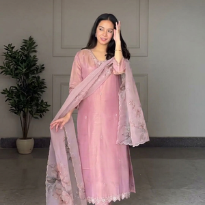 Ensemble Salwar Kameez en Chiffon Brodé Rose Trois Quarts avec Dupatta en Tissu Filet, Tenue Décontractée Réversible pour Femme (ODM) - Product Image 1