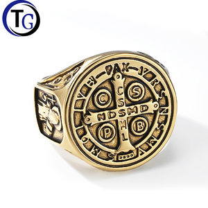 Anillo de hombre de acero inoxidable con cruz de San Benito exorcista, estilo punk cristiano, con baño de oro/plata/oro de 18K para uso diario - Product Image 1