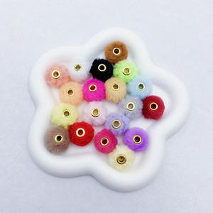 Vente en gros de perles en peluche de 20mm couvertes de fourrure pour la fabrication de bijoux perles pompon breloques pour bijoux bricolage collier pendentif accessoires - Product Image 3