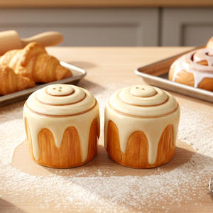 Bouteille à épices créative et mignonne en céramique en forme de crème glacée, avec des détails dorés de luxe, pour le sel et le poivre - Product Image 1