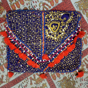 เก้าอี้/ออตโตมันผ้าปักลายอินเดียแบบดั้งเดิมพร้อมดีไซน์โบราณ - Product Image 1