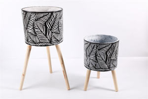 エンボス加工の黒色装飾植物用植木鉢、三脚スタンド付き、コーナー用 - Product Image 2