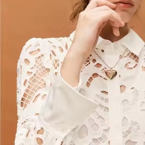 เดรสลำลองคุณภาพสูงมาใหม่สำหรับฤดูใบไม้ร่วง แขนยาว ปกคอเสื้อพับได้ แต่งลูกไม้ลายดอกไม้ ผ้าลินินผสมฝ้าย สีขาว เรียบหรู - Product Image 4