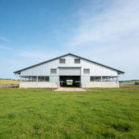 Structure en acier léger détachable de conception professionnelle pour hangar à vaches, bâtiments agricoles préfabriqués en structure métallique