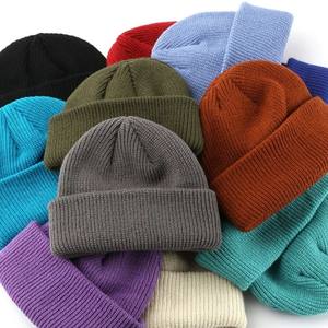 Bonnet d'hiver en acrylique tricoté à revers uni de couleur unie de haute qualité, personnalisable avec logo, unisexe, en gros - Product Image 2