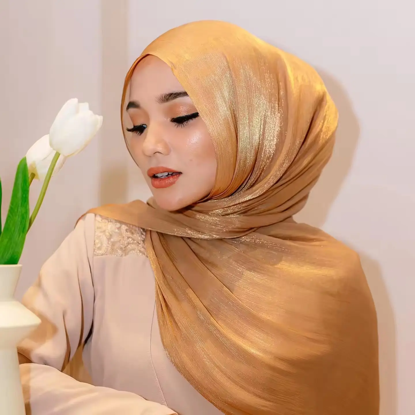 Hotsale Ánh sáng trọng lượng đồng bằng Shimmery chiffon Crepe Crinkle khăn choàng Malaysia rắn màu long lanh sáng bóng ánh sáng lung linh khăn hijab phụ nữ