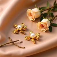 Pendientes de Acero Inoxidable con Baño de Oro de 18K y Diseño de Flor con Perlas de Imitación y Recubrimiento PVD
