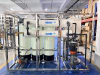 Système de traitement d'eau RO 2TPH en acier inoxydable 304 certifié CE ISO9001, pompe contrôlée par PLC, écologique, faible consommation pour l'eau embouteillée