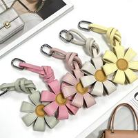 Breloque de sac minimaliste en cuir PU motif marguerite, pendentif porte-clés floral tressé à la main pour sac à dos et sac à main