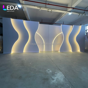 LEDA - Fournitures de mariage directement de l'usine - Décoration de scène de mariage personnalisée en blanc avec éclairage pour les événements de mariage - Product Image 2