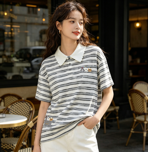 <span class=keywords><strong>Polo</strong></span> blanc pour <span class=keywords><strong>femme</strong></span> avec col à carreaux, broderie ours et imprimé lettres, haut à manches courtes - Product Image 1
