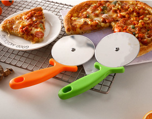 Bandeja <span class=keywords><strong>De</strong></span> Corte <span class=keywords><strong>Pizza</strong></span> Cortadora Corcho Hecho En Usa Cutter Cortador Lujo Rockera Italiana Forjado Tela Grabado Cuchillo Curvado - Product Image 5