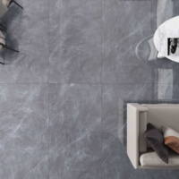 Des dalles de pierre frittée gris pierre de 900x1800 mm, revêtues d'un vernis, sont utilisées pour le mur de fond du projet.