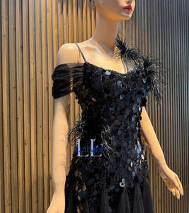 Vestido de Fiesta Elegante para Mujer, con Tirantes Asimétricos, Corte Ajustado y Evase, Tela con Lentejuelas y Adorno de Plumas - Product Image 4