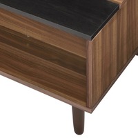 Table basse rectangulaire moderne en noyer et finition noire avec trois compartiments spacieux, rangement caché, pieds en bois effilés