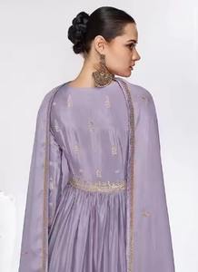 Elegante vestido Anarkali étnico indio Lila lavanda con bordado intrincado, Salwar y Dupatta a juego, perfecto para bodas - Product Image 2