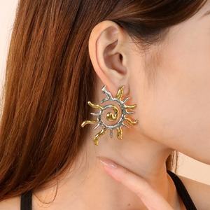 Nouvelle Arrivée Boucles d'Oreilles Clous Grandes en Acier Inoxydable Plaqué Or 18K Tendance Hypoallergéniques Creuses Bicolores en Forme de Soleil Bijoux pour Femme - Product Image 4