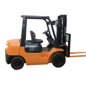 Chariot élévateur diesel d'occasion 7F 3T à trois portes, mât à trois étages, pneus pneumatiques/solides, pour usage extérieur sur chaussée, prix abordable 2020/2021/2022 - Product Image 1