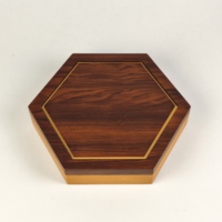 Boîte à chocolat hexagonale en bois bicolore avec incrustations dorées, doublure en PU, fermeture magnétique, logo personnalisé pour l'emballage de desserts du Ramadan et de l'Aïd