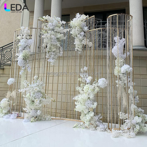 LEDA Bodas y Eventos, Nuevo Arco Metálico Rectangular Dorado Moderno con Cadena de Cuentas y Flores Colgantes - Product Image 2