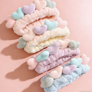 Diadema elástica de franela y forro polar de coral con diseño de corazón, antideslizante y reutilizable para niñas, ideal para yoga y spa. - Product Image 4