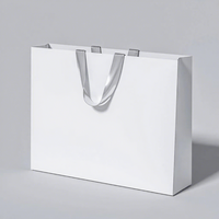 Sac de shopping de luxe en papier couché recyclé avec poignées en corde de coton, détail ruban, logo personnalisé imprimé pour cadeau