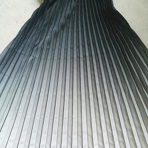 Robe plissée élégante, tissu flottant, changement progressif, élégant - Product Image 2