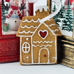 Décoration de Noël suspendue artisanale haut de gamme en résine, maison de pain d'épices et sapin de Noël, ravissante et festive - Product Image 1