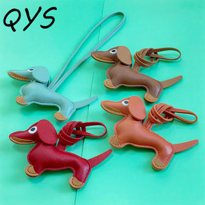 Porte-clés QYS en cuir PU, chien teckel, pendentif de sac en forme de chien saucisse de dessin animé pour sacs à main - Product Image 2