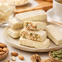 Barre de granola aux noix mélangées, barre de céréales croustillante trempée dans du yaourt avec graines de citrouille, noix et noisettes, collation pour le petit-déjeuner, OEM
