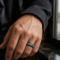 Bague en tungstène noir martelé à facettes avec incrustation de météorite et de corde de guitare, alliance pour homme, ajustement confortable, cadeau de fiançailles