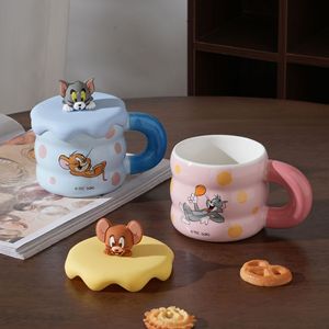 Taza de Agua Divertida con Diseño de Personajes de Dibujos Animados, Taza de Cerámica de <span class=keywords><strong>Tom</strong></span> <span class=keywords><strong>y</strong></span> <span class=keywords><strong>Jerry</strong></span> con Tapa, para Regalo de Cumpleaños, Venta al por Mayor - Product Image 4