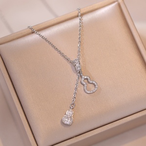 Collier ras du cou minimaliste doré style gourde étanche pour femme, bijoux de luxe glamour avec diamants, boucles d'oreilles ajourées tendance - Product Image 6