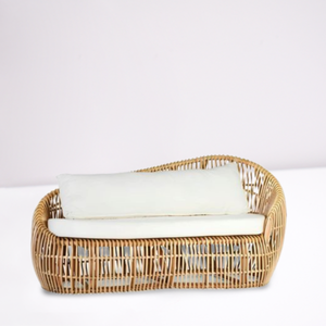 Banc en rotin fabriqué à la main offrant un design organique et une large surface d'assise idéale pour les rassemblements décontractés ou les lieux de lecture tranquilles - Product Image 6