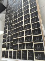 Panneau de porte gaufré en acrylique UV haut de gamme, personnalisation en gros directe usine pour hôtels, bureaux, villas et communautés